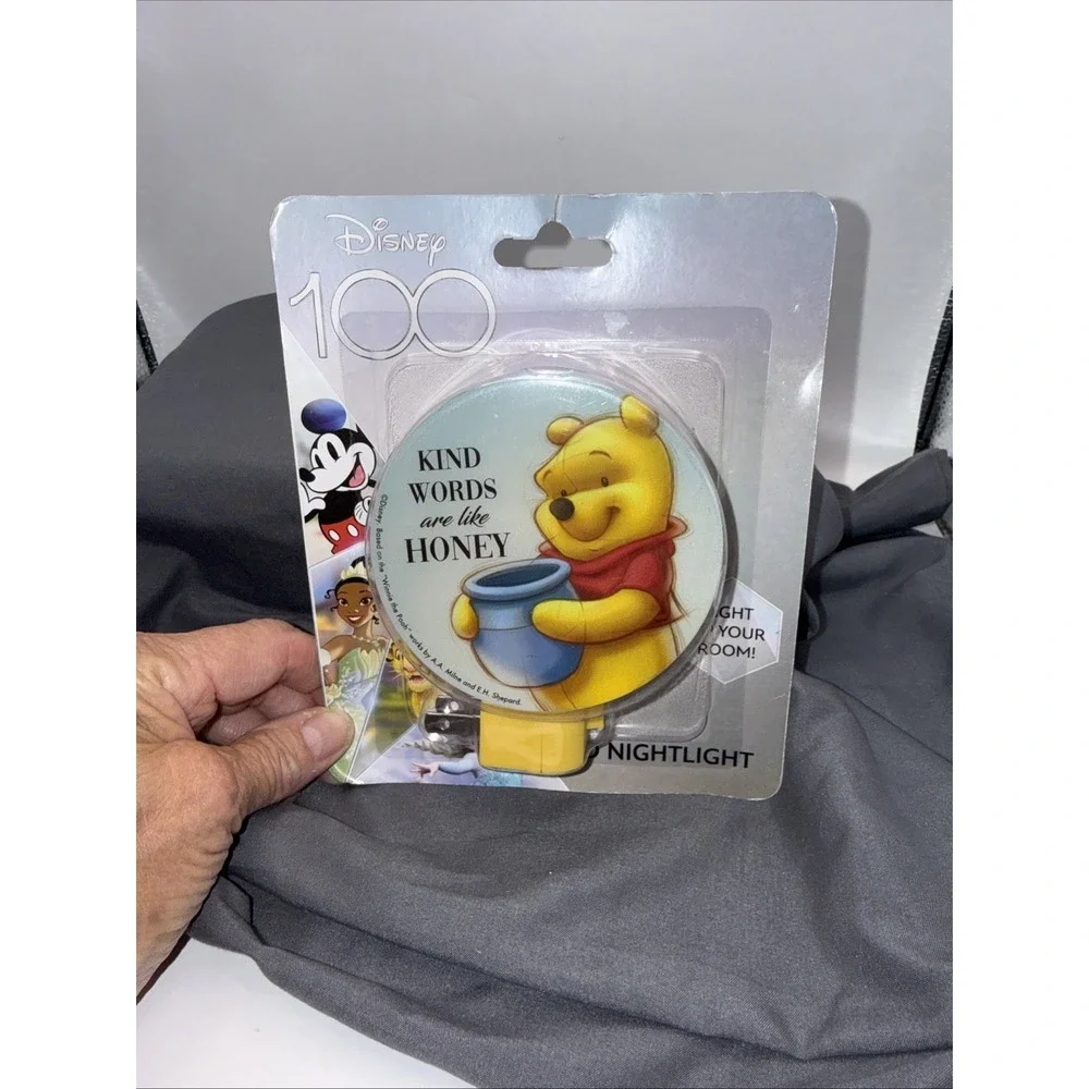 Disney Winnie The Pooh LED Night Light With Yellow Plug In NEW